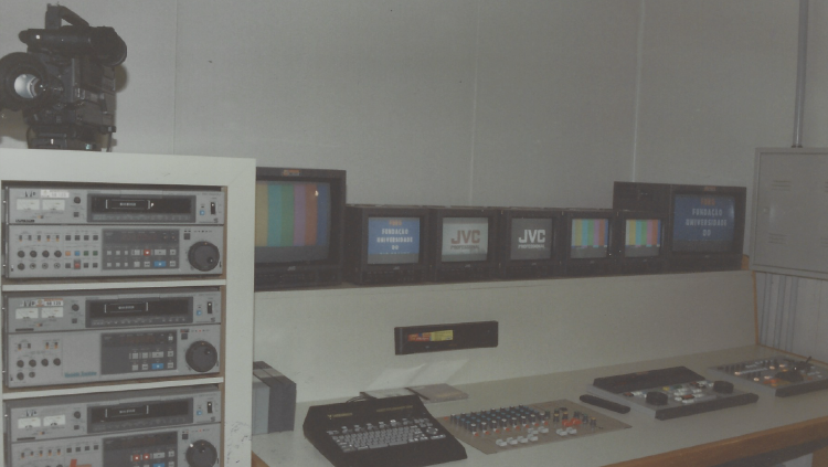 Entra en el aire la FURG TV, operando el canal universitario en la red de televisión por cable.

